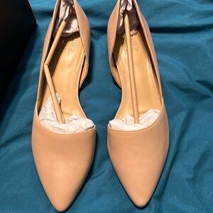New in box Naturalizer Taupe flats. Beautiful soft leather flats. Never worn.